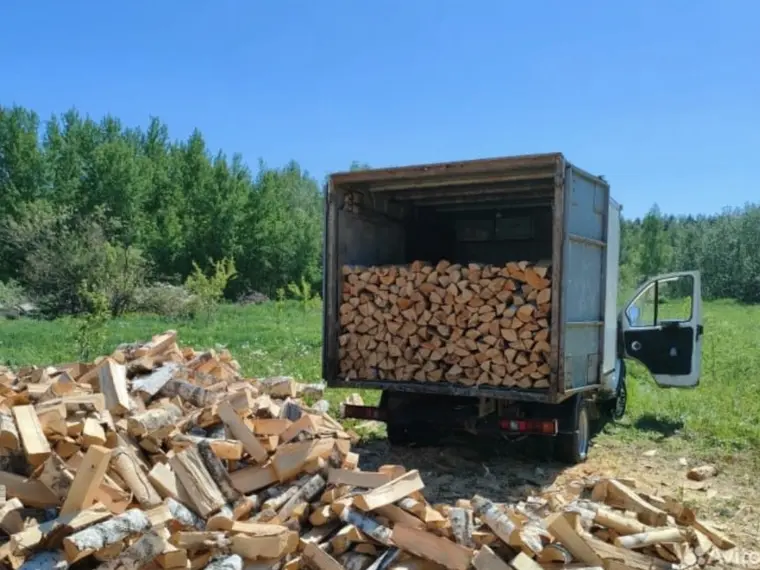 Газель с дровами перед доставкой
